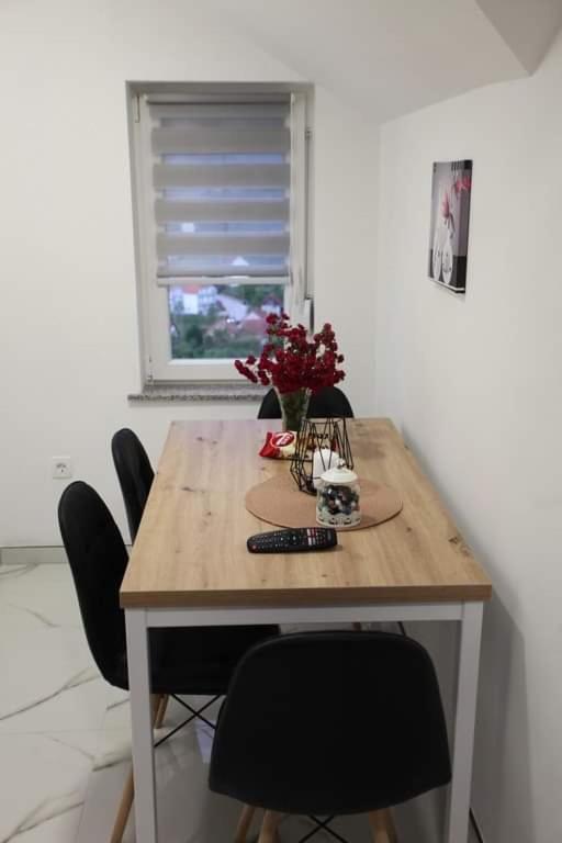 Apartmani Venecia Prozor Экстерьер фото