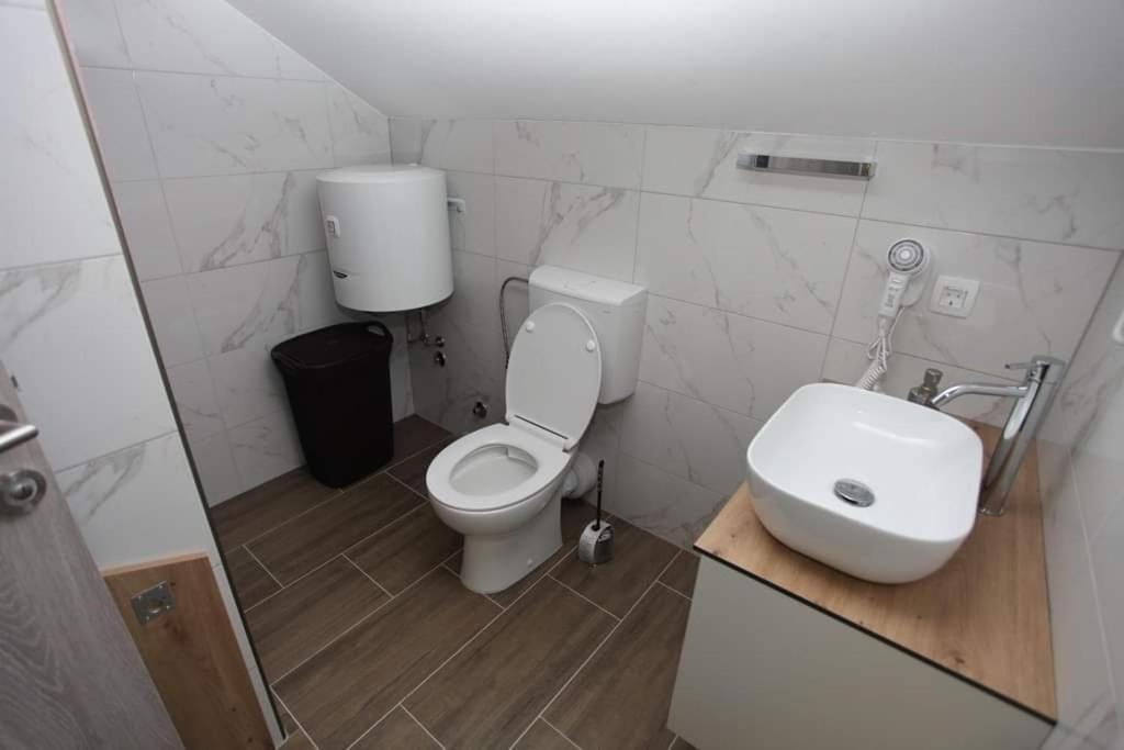 Apartmani Venecia Prozor Экстерьер фото