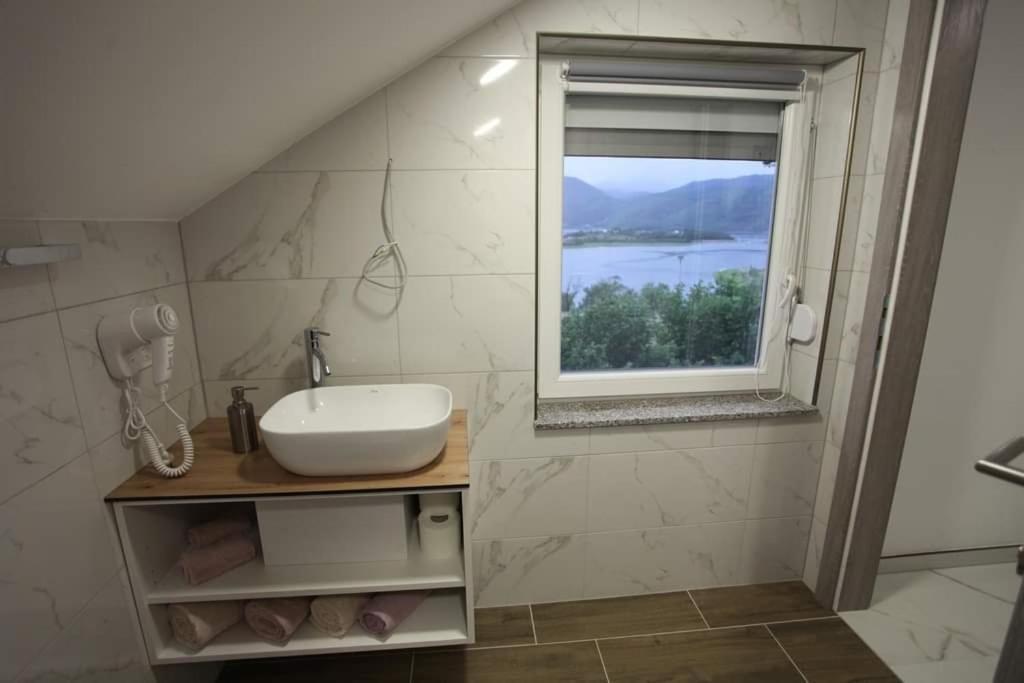 Apartmani Venecia Prozor Экстерьер фото